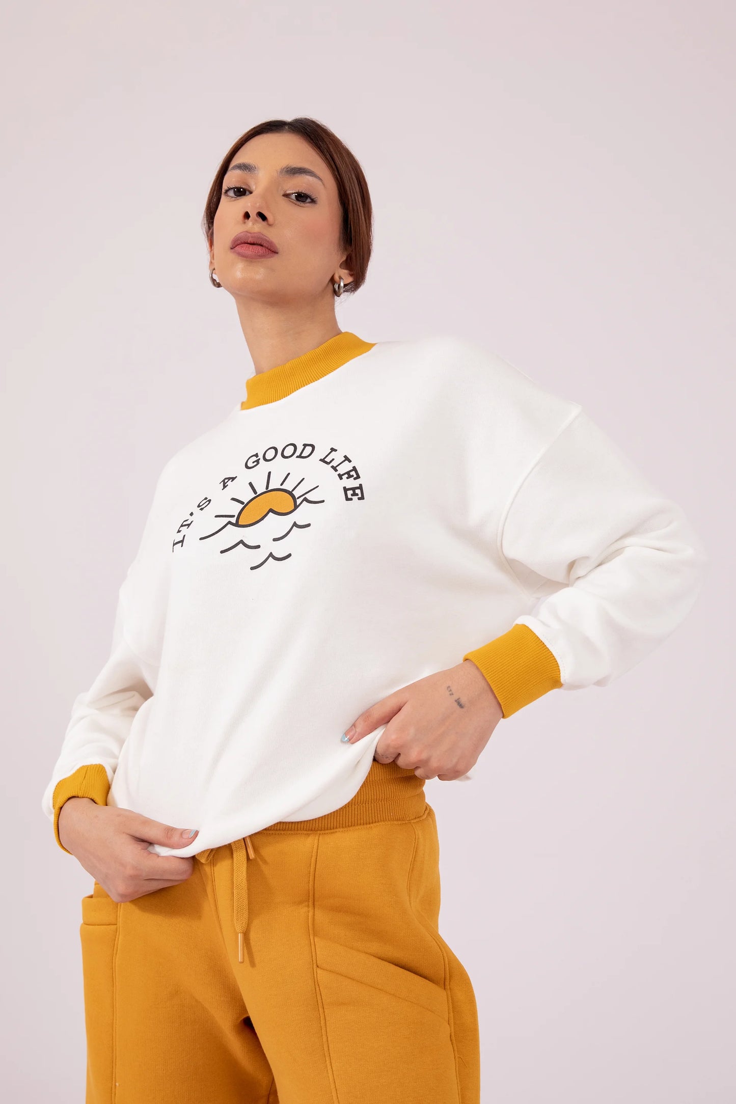 Contrast Trimmed Graphic Sweatshirt Women Sweatshirt Winter 2024 Knit Story COUGAR- (Women Winter 2024)   